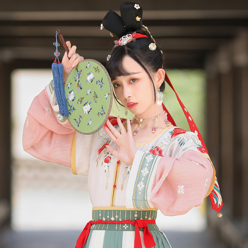 hanfugallery:Chinese hanfu by 十三余·小豆蔻国风