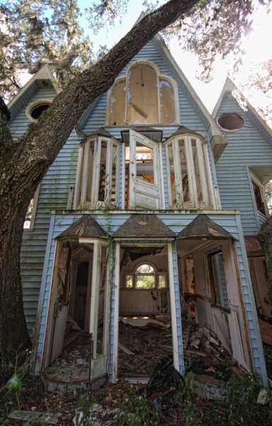 heatherwpetty:<br /><br />bethrevis:<br /><br /><br />An abandoned Victorian tree house somewhere in South Florida<br /><br />I want, so much, to write a book in this house.<br /><br />Me tooooooo<br />