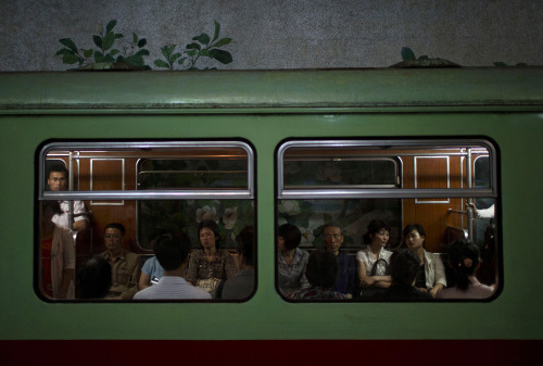 fotojournalismus:Commuters ride on a subway train at Yonggwang...