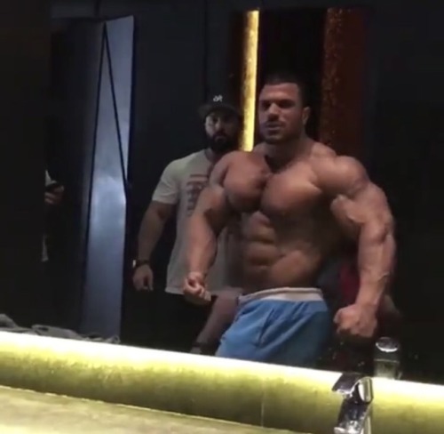 arabmuscles:UNREAL ARAB BEAST. SO HUGE HE LOOKS LIKE A MORPH...