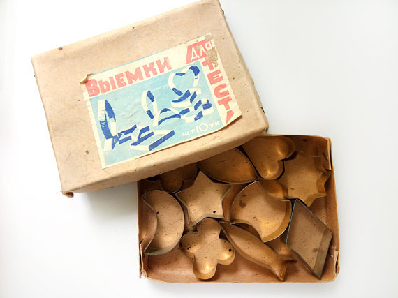 Vintage cookie cutters in original box (buy here)