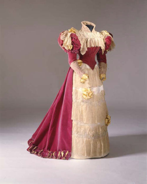 jeanne paquin Jeanne paquin (1869 - 1936) was a french fashion designer, known for her resolutely modern and innovative designs mme paquin is usually credited with a list of honors, including being considered the first major female couturier, the first parisian couturier to open foreign establishments in london, madrid and buenos aires, and chairing the. jeanne paquin Jeanne paquin (1869 - 1936) was a french fashion designer, known for her resolutely modern and innovative designs mme paquin is usually credited with a list of honors, including being considered the first major female couturier, the first parisian couturier to open foreign establishments in london, madrid and buenos aires, and chairing the.