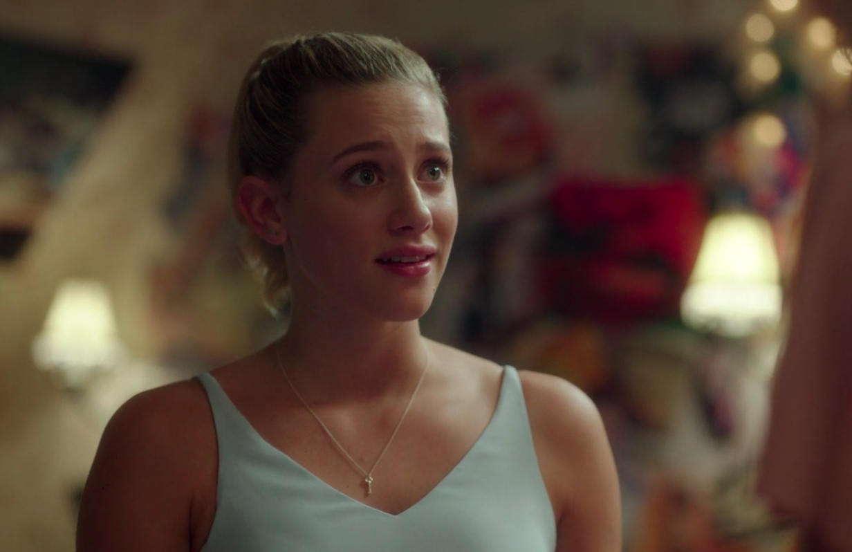 Betty Cooper Outfit Watch — 1x03 Chapter Three: Body Double