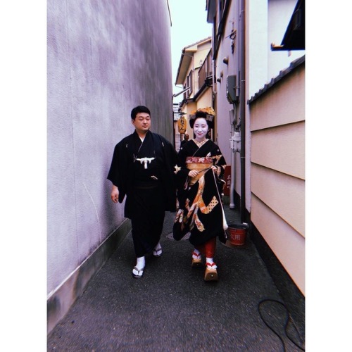 umeno-okiya:Maiko Umehana strolling through Kamishichiken on...