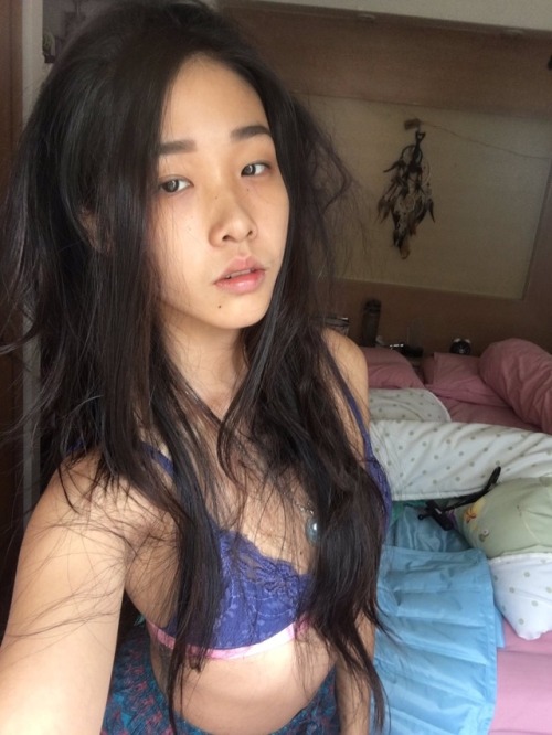 sgwatermelonz:gloriousone:School girl part 1Messy hair?...