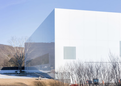 dezeen:<br /><br />A reflective white wing has been added to one of the world’s most important glass museums »