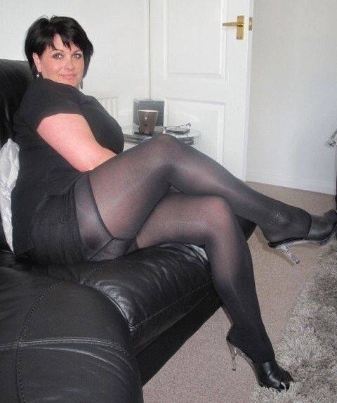 yorkshireyid:Love to cum all over her great legs