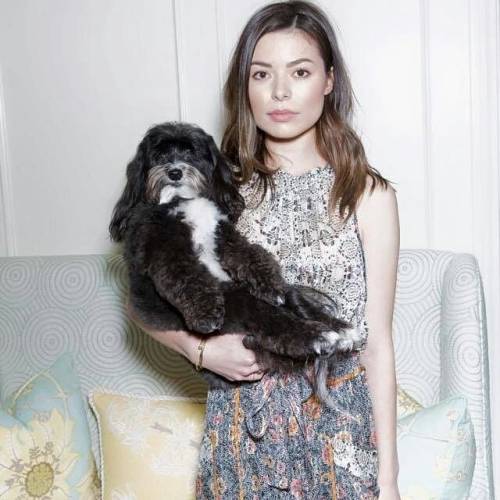 This photo is cute @mirandacosgrove