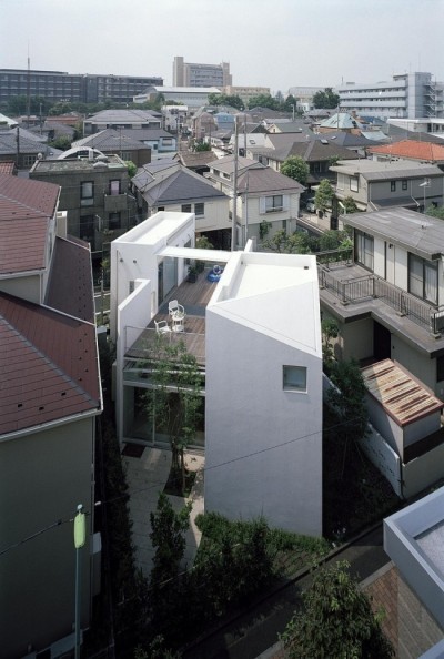 enochliew:<br /><br />House I by Asai ArchitectsTwo volumes were placed parallel at an angle with the site’s major direction, with sky lighting between them to create an inner space that has both exposure and closure.