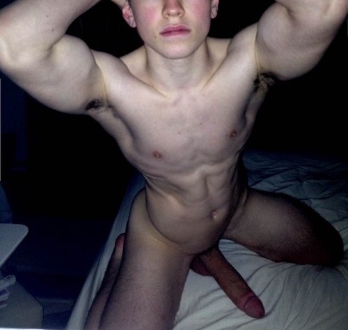 keepemgrowin:“Are you checking out my biceps, or something...