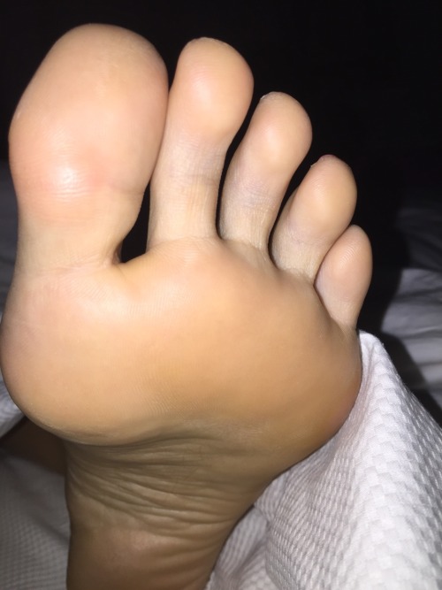 fetishgurl:Sleeping toes, thanks to hubby…