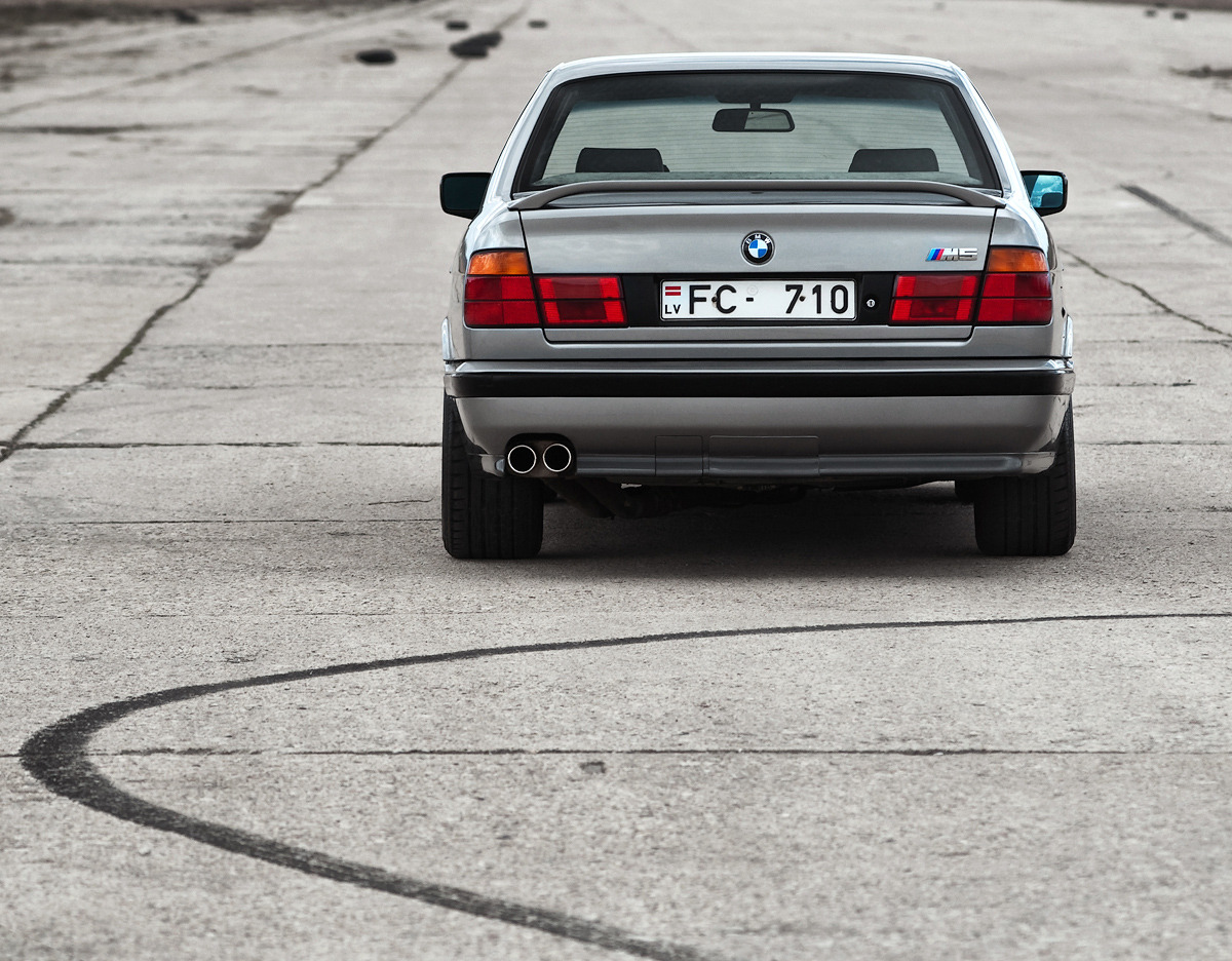 BMW m5 e34 сзади