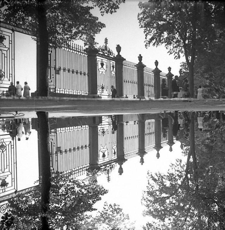 The Summer Garden in St Petersburg and its iconic iron-cast railing. Photo by Vladimir Bogdanov, 1970s