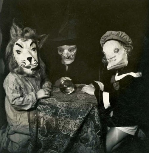 theblooodcountess:Some vintage Halloween photos. Photos found...