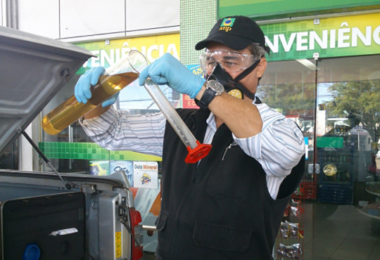 teste de qualidade de combustivel gasolina adulterada alcool etanol