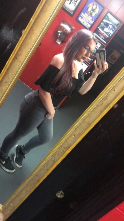 j4gerb0mbs:Going to the gym is paying off, look at dat booty