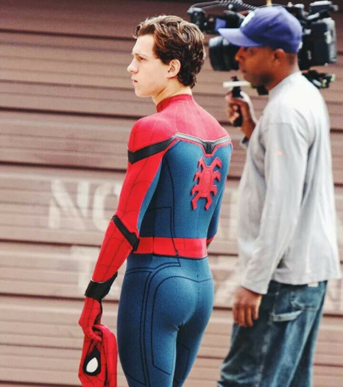 famousmalenude:Tom Holland