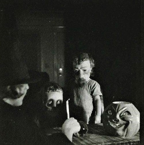 theblooodcountess:Some vintage Halloween photos. Photos found...