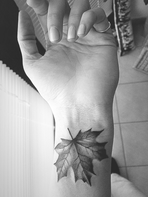 45+ Maple Leaf Hand Tattoo Gif