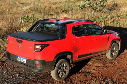 nova fiat strada 2021 volcano cabine dupla vermelha frente e lateral