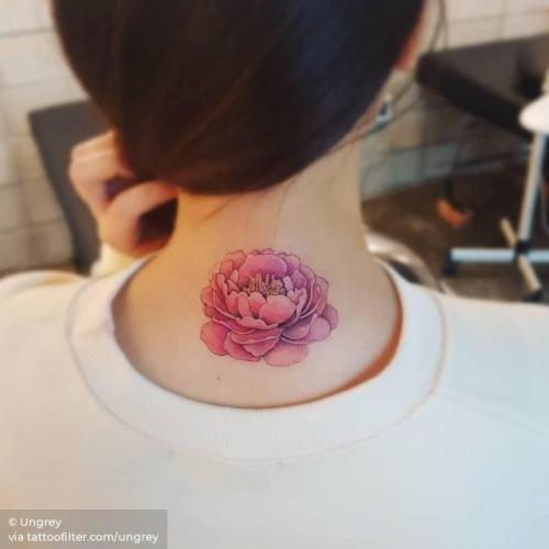Best inconspicuous back of neck tattoos that are not just flowers or stars:  Abstract lines, minimal designs, and more | Nestia