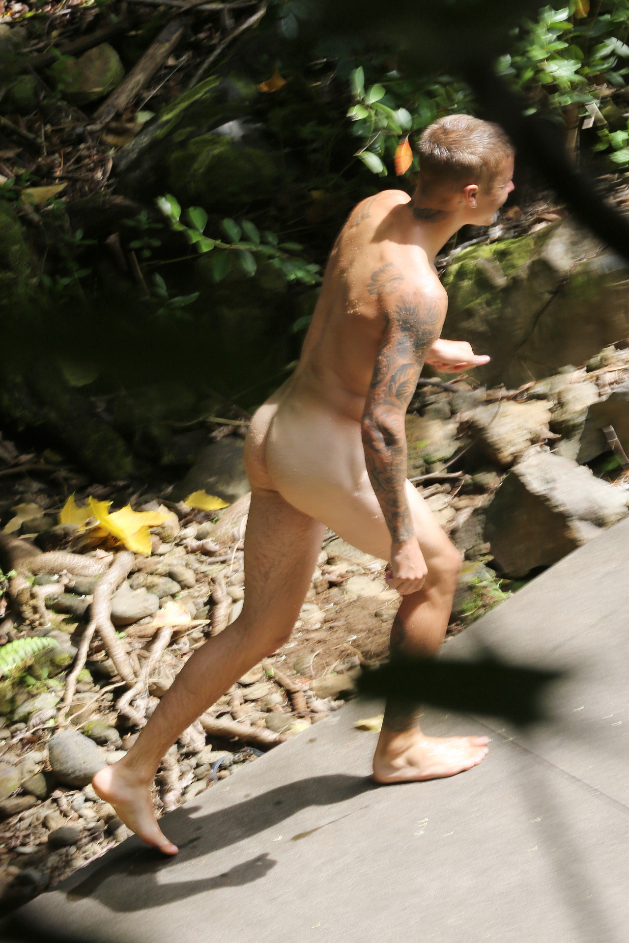 justin caminhando com a bunda de fora