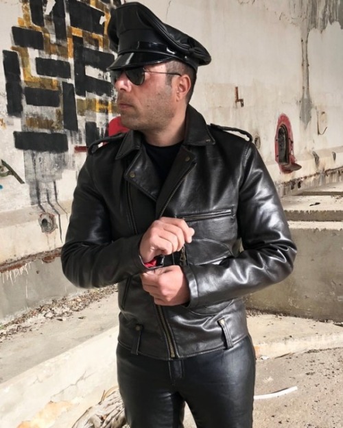 drainmypipetoo:Blackleatherguy at guyleathergear