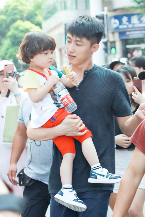 yuzhousky:[Part 2][180729] Baby HaoHao visiting JINGYU gege at...