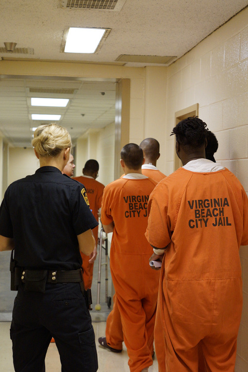 Mus1g4 — Virginia Beach Count Jail inmate being led to...