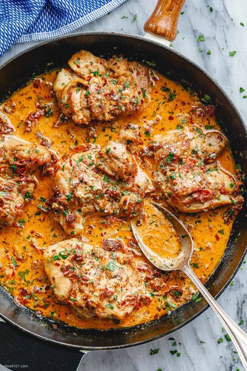 Skillet chicken thighs in sun dried tomato... - Yummy 🍕