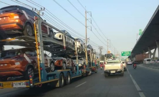 Novo Nissan Kicks reestilizado é flagrado sem camuflagem em cima de cegonheira na Índia