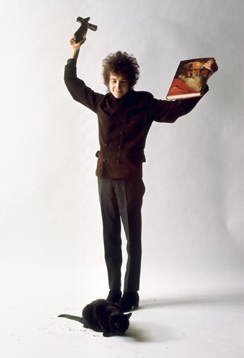 swinginglamour:Bob Dylan photographed by Jerry Schatzberg in...