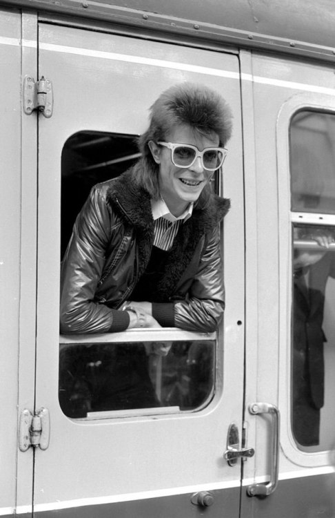 majortomzin:David Bowie ParisVictoria Station1973