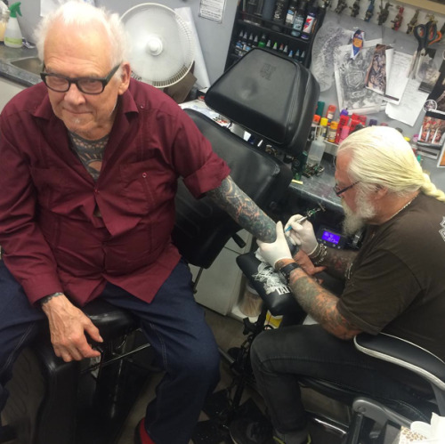 theillustratedmantattoostudio:Tony Cohen tattooing Lyle Tuttle...