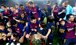 إحتفال برشلونة بلقب الدوري لموسم 2018/2019 في الكامب نو  Tumblr_pqqqbte96n1uo4zhwo5_400