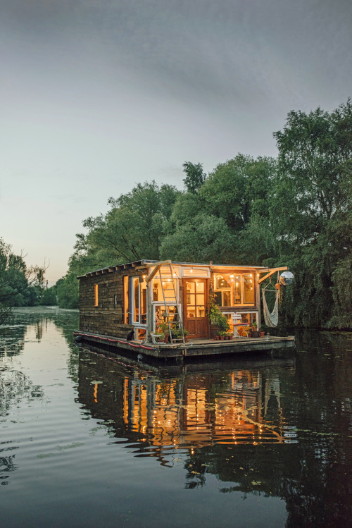 keepingitneutral:Claudius Schulze Houseboat, “Rock the...