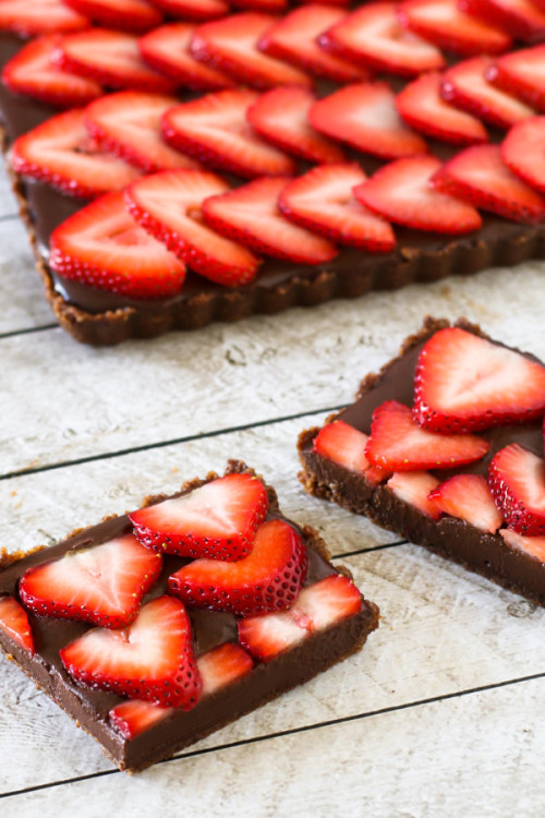 livekindlyco:Gluten-free Vegan No-Bake Strawberry Chocolate...