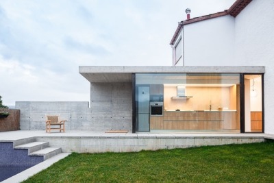 kazu721010:<br /><br />Otra Casa del Barrio / Arnau Estudi d’ArquitecturaPhotos © Marc Torra