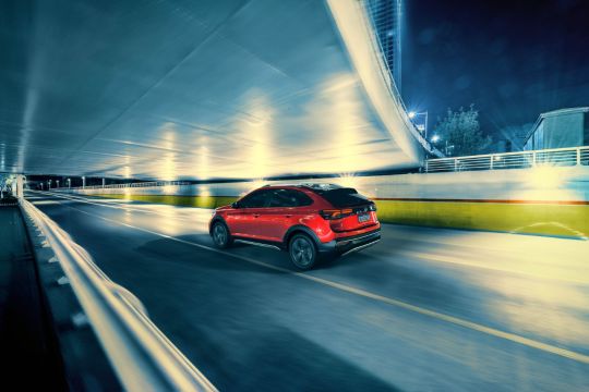 Volkswagen Nivus 2021 vermelho em movimento na estrada