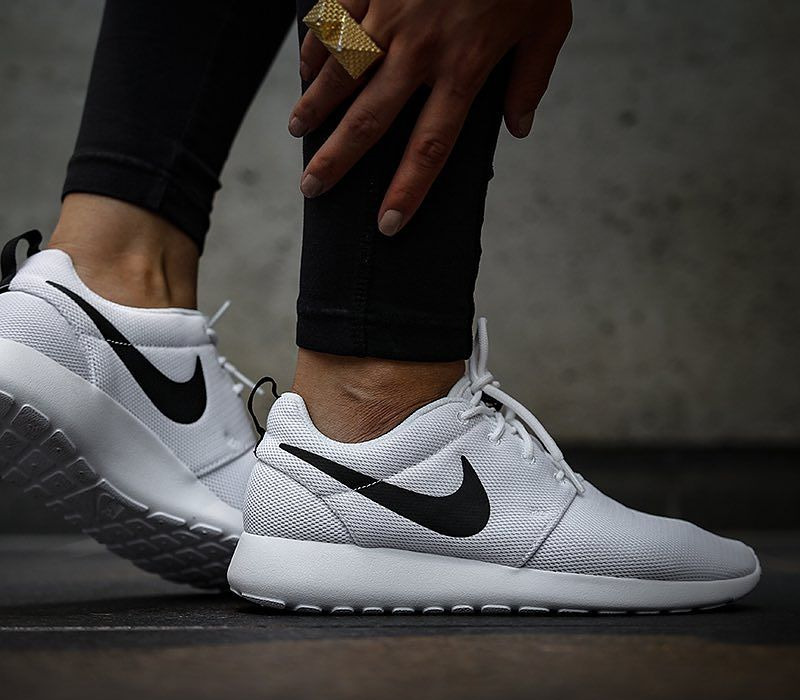 roshe one black and white