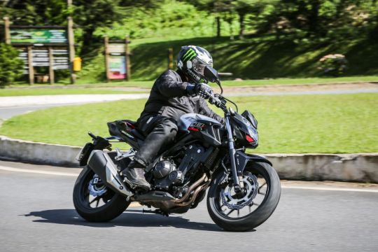 Honda CB 500F 2020 fazendo uma curva