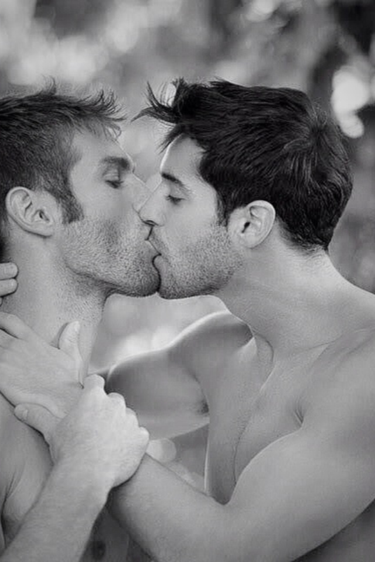 Pics of gay people kissing