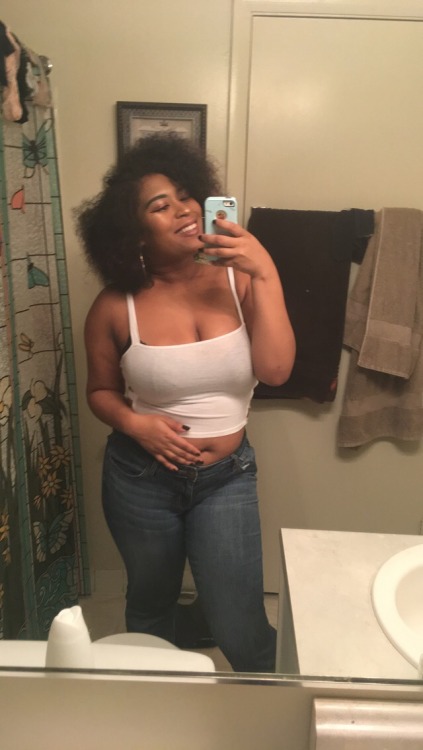 penny-theunicorn:A thick bih with big hair and a bigger smile.