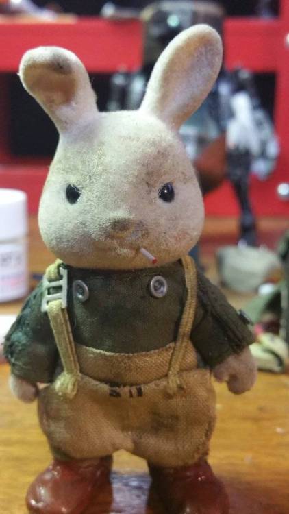 theinturnetexplorer:Dude turns little bunny toy into a battle...