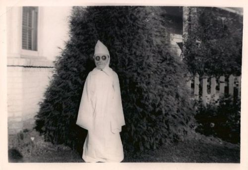 vintageeveryday:42 vintage snapshots of freaky halloween...