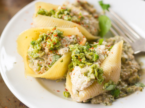 tinykitchenvegan:Vegan Pea Pesto Stuffed Shells