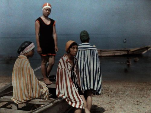 collectivehistory:Japanese students await a turn in the water...