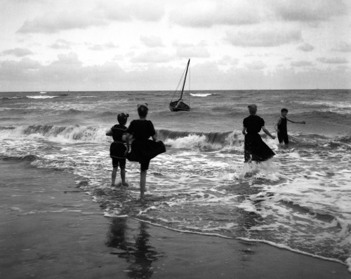 lumieredesroses:Photographe anonyme. Normandie 1911Courtesy...