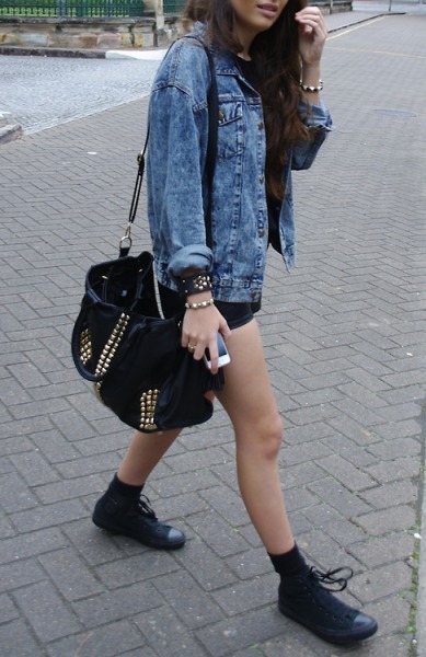 black converse and jeans