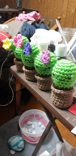 lilwhee:I’ve been busy making little cacti lately. Free Pattern...